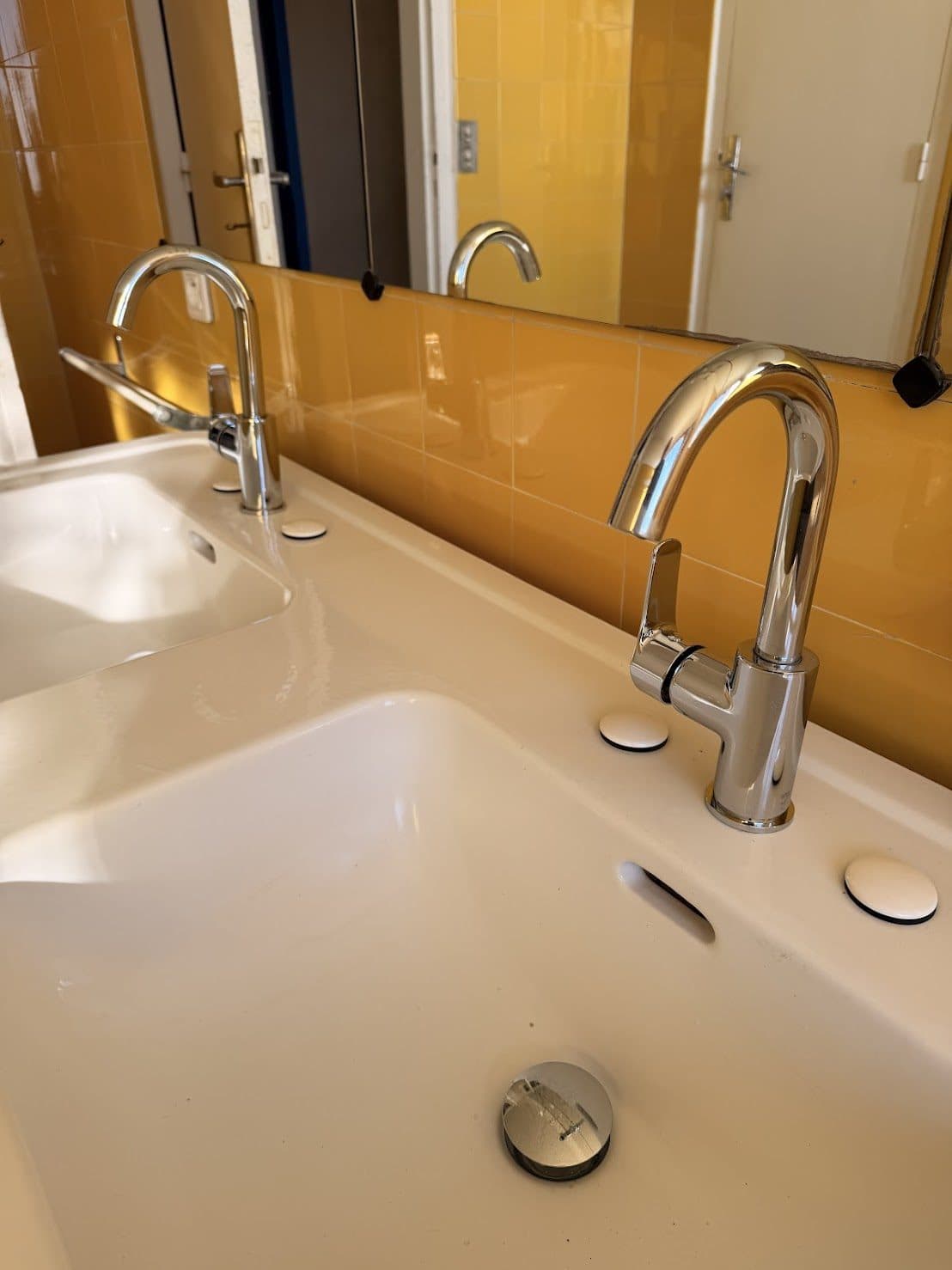 Salle de bain avec robinetterie dorée — réalisation Fortis Rénovation à Rouen