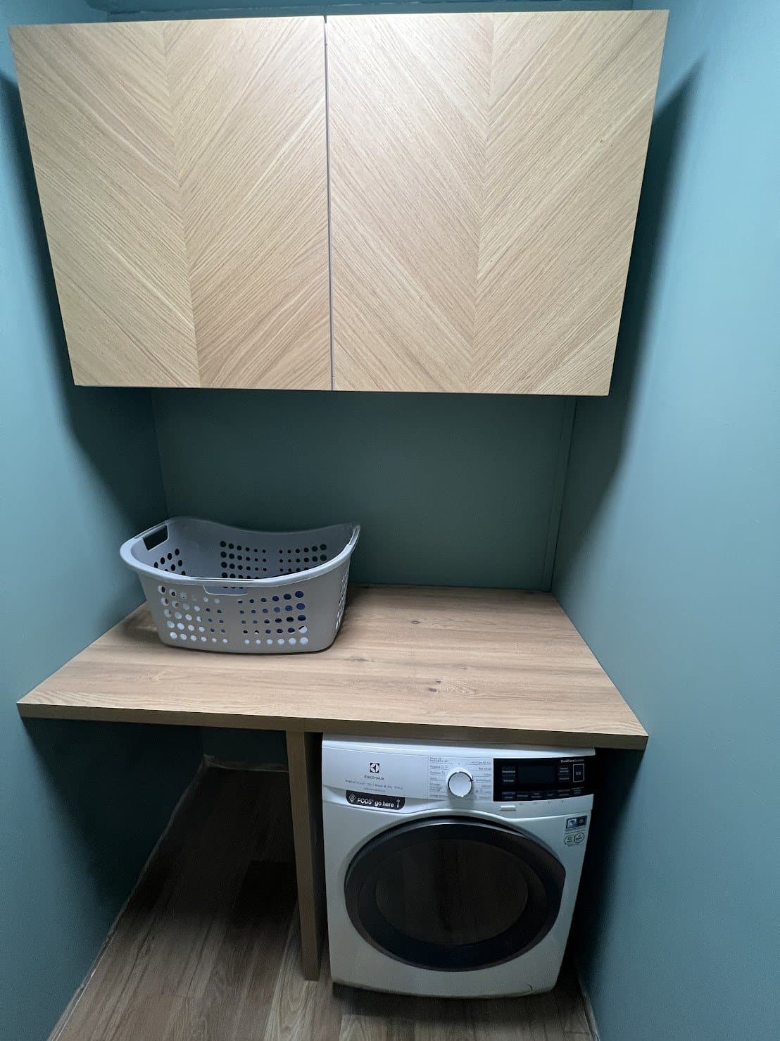 Cellier aménagé sur-mesure au-dessus du lave-linge à Rouen — réalisation Fortis Rénovation