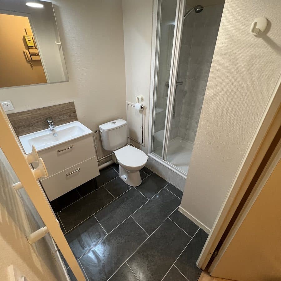 Rénovation de salle de bain avec douche — réalisation Fortis Rénovation à Rouen