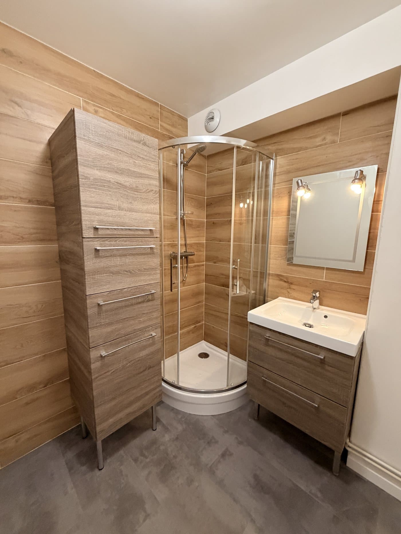 Salle d’eau remise en état dans un logement locatif à Rouen — réalisation Fortis Rénovation