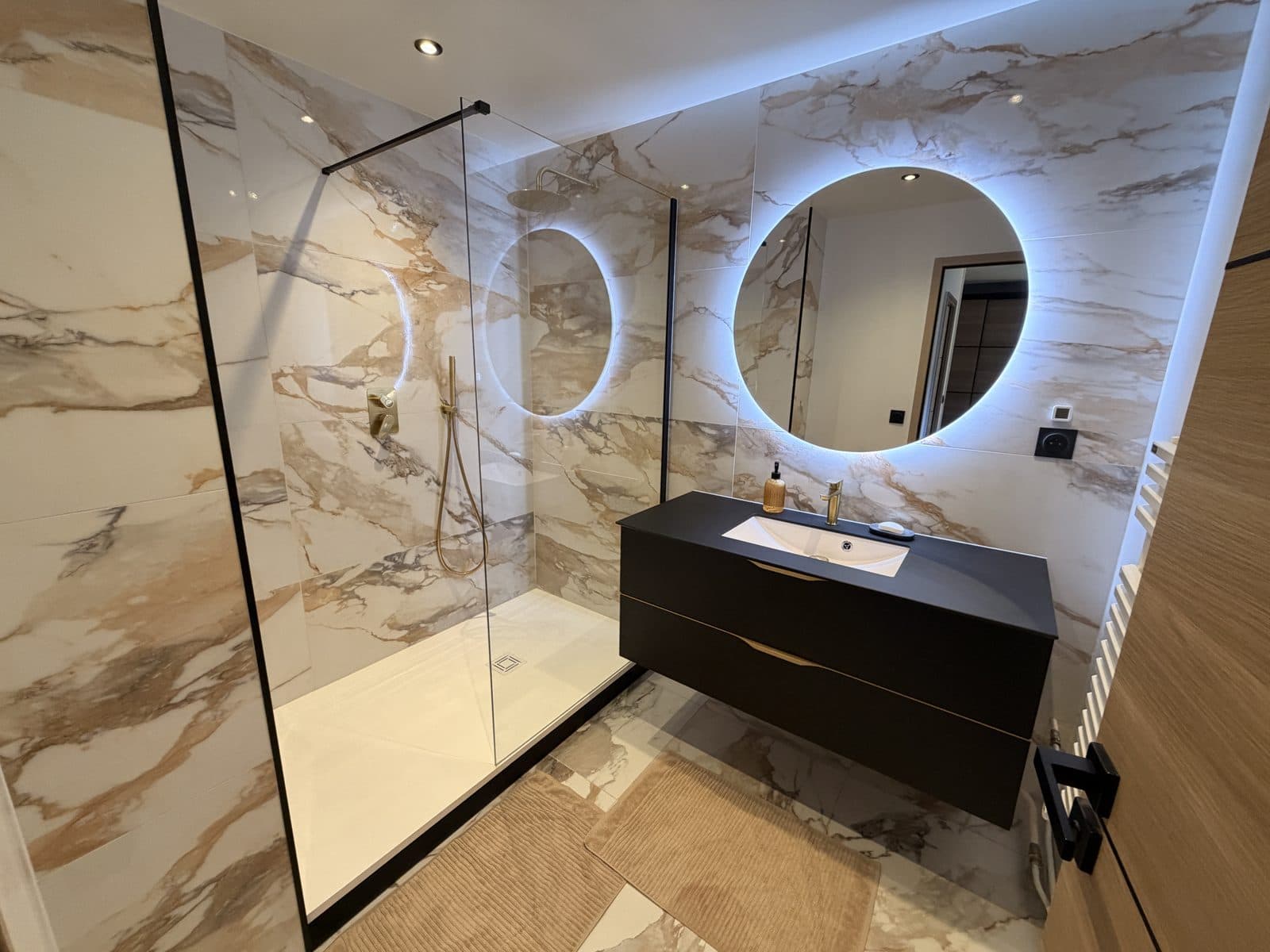 Rénovation de salle de bain à Rouen : marbre, douche à l’italienne et meuble suspendu